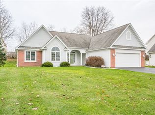 8 Anglewood Ct, Fairport, NY 14450