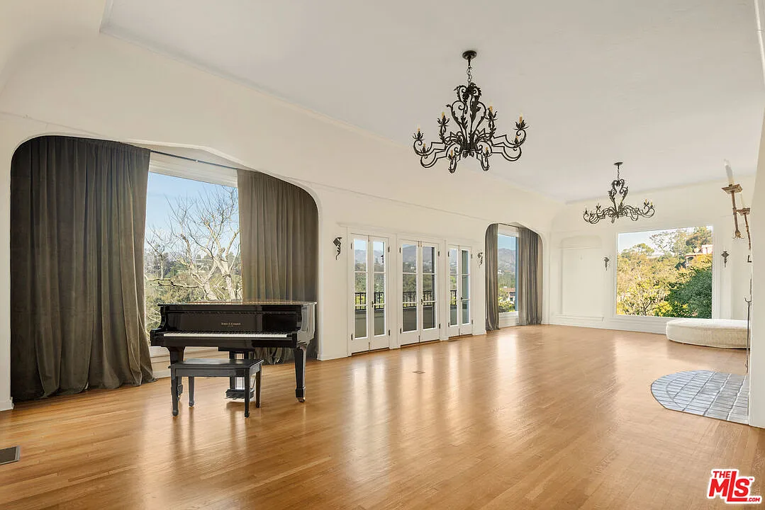 5 bed, 4.0 bath, 3700 sqft, $15,000 — Photo 3