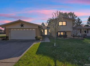 9498 Bassett St, Livonia, MI 48150