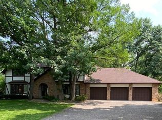 1236 Nursery Hill Ct, Arden Hills, MN 55112