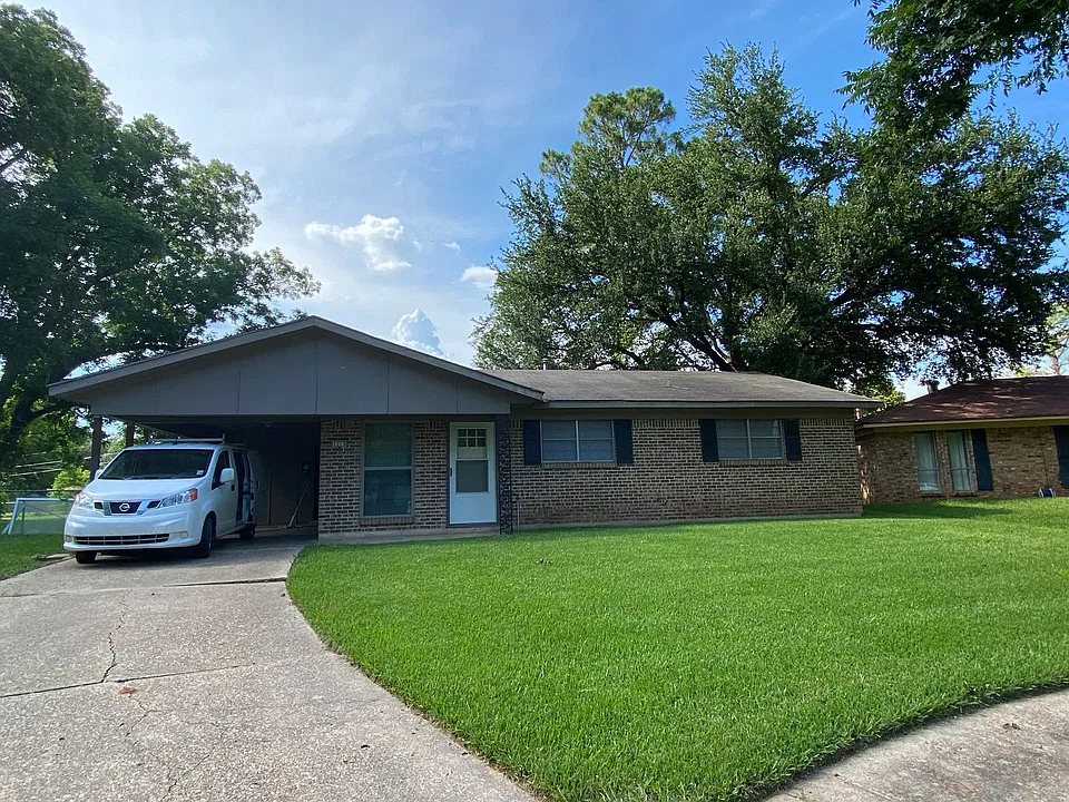 1215 Ella Cir