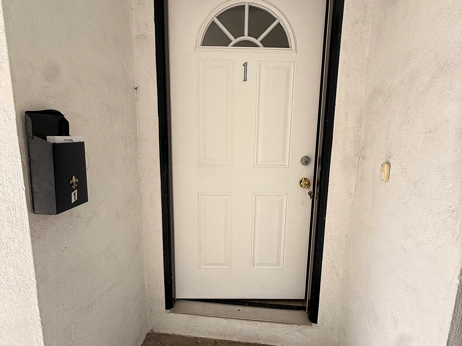 3 bed, 1300 sqft, $4,650 — Photo 4