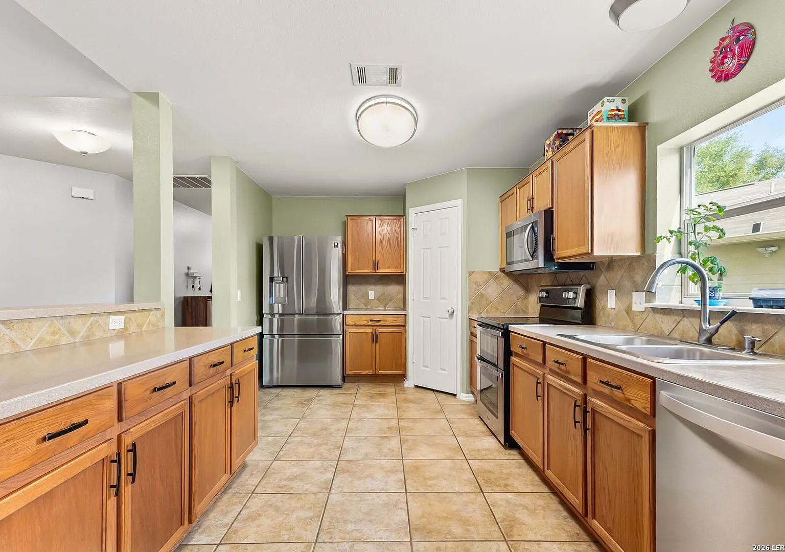 Spacious 5 Bedroom near Randolph AFB! — Photo 4