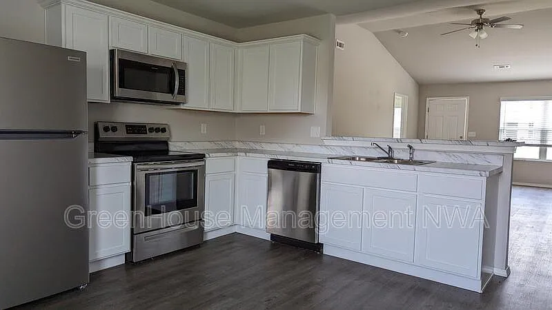 4 bed, 2.0 bath, 1470 sqft, $1,840 — Photo 3