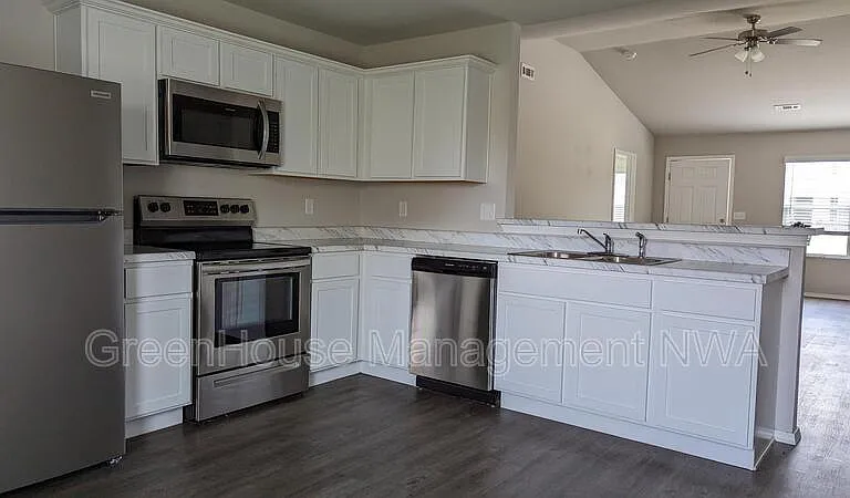 1771 Hermitage Dr — Photo 3