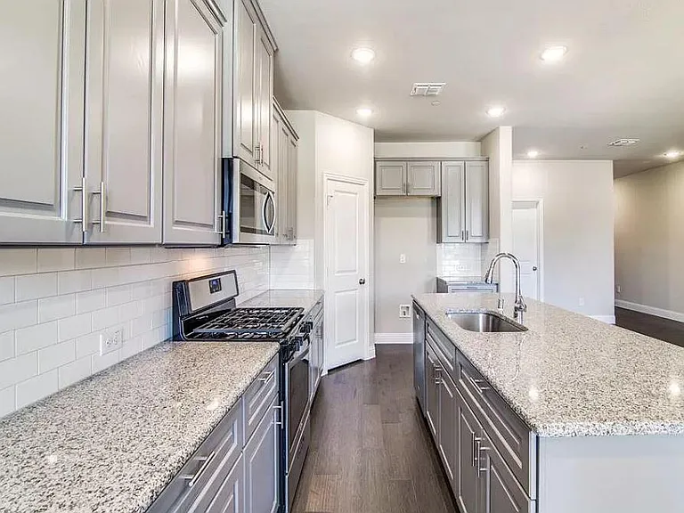 4849 Pasadena Dr — Photo 3