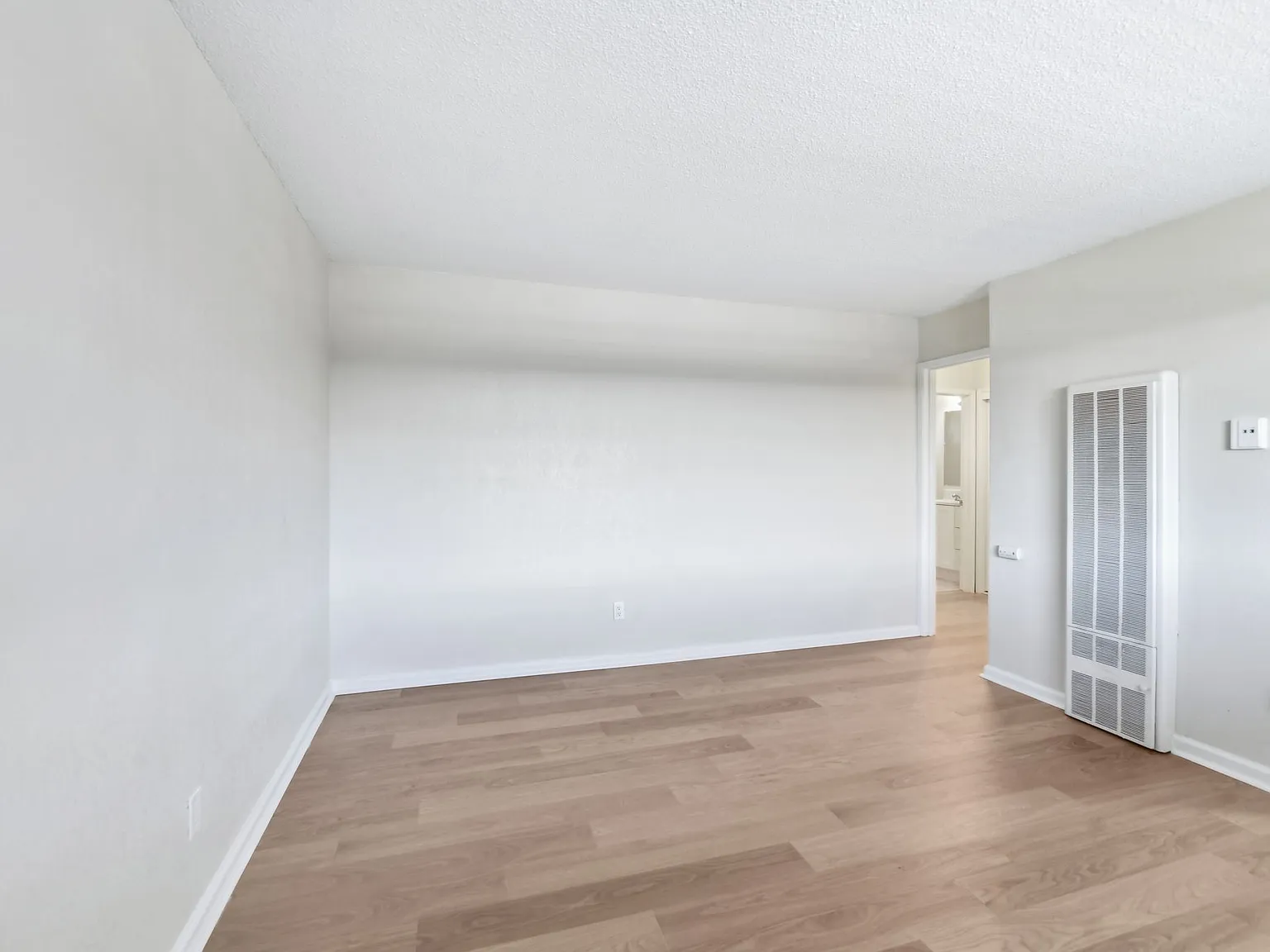 ROCKINGHAM APARTMENTS — Photo 4
