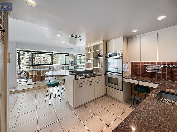 4th image of 150 E 61st St APT 15B