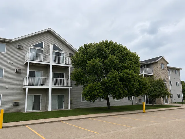 Greenbrier Apartments — Photo 2