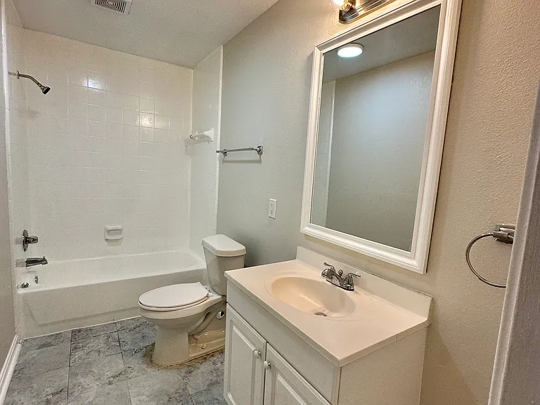 316 E 12th St #201 — Photo 6