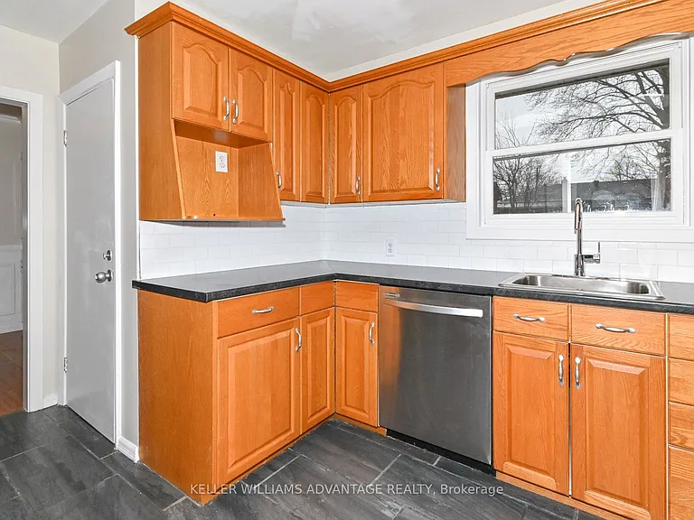 936 Somerville St — Photo 5