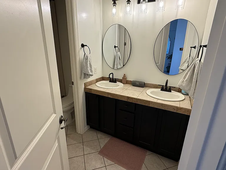 1554 E Kings Ct — Photo 5