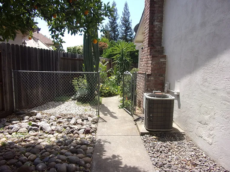 718 Linwood St — Photo 15