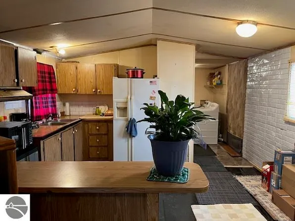 2755 Landmark Ln, Interlochen, MI 49643