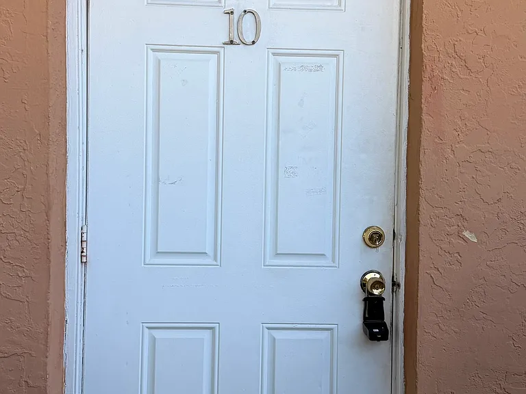 640 SW 9th Ct #7 — Photo 7