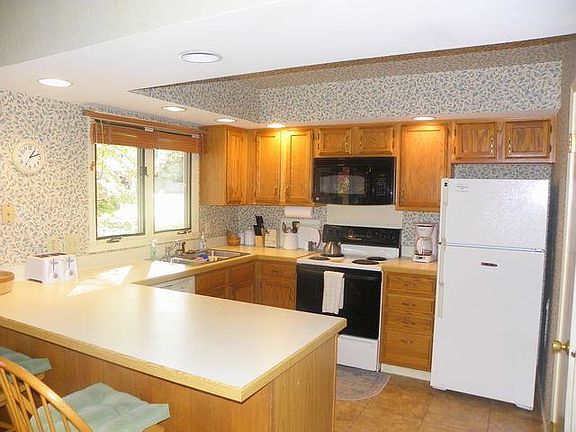 5th image of 20 Elm Ln #D3