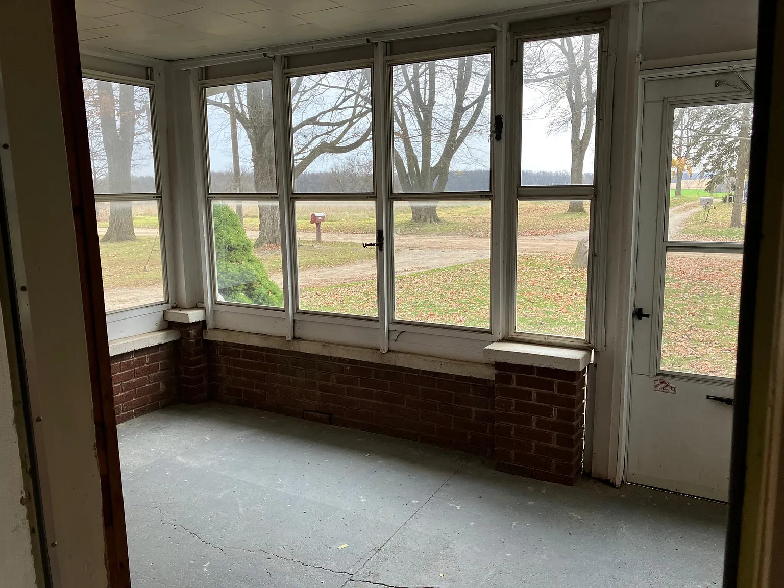 3 bed, 1.5 bath, 1600 sqft, $1,100 — Photo 2