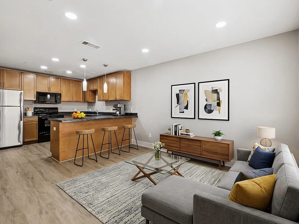 711 W 32nd 1/2 St #136