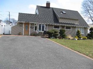 21 Tinder Ln, Levittown, NY 11756