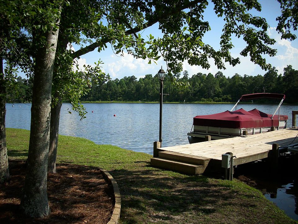 Picturesque waterfront 