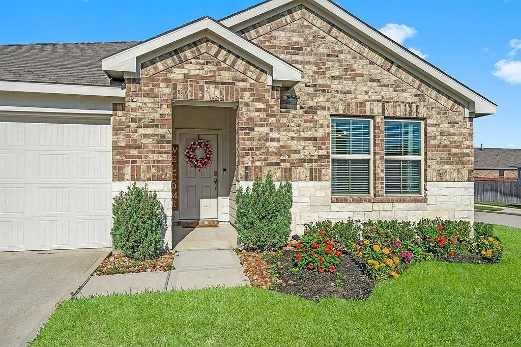 4 bed, 2.0 bath, 1885 sqft, $2,300 — Photo 1