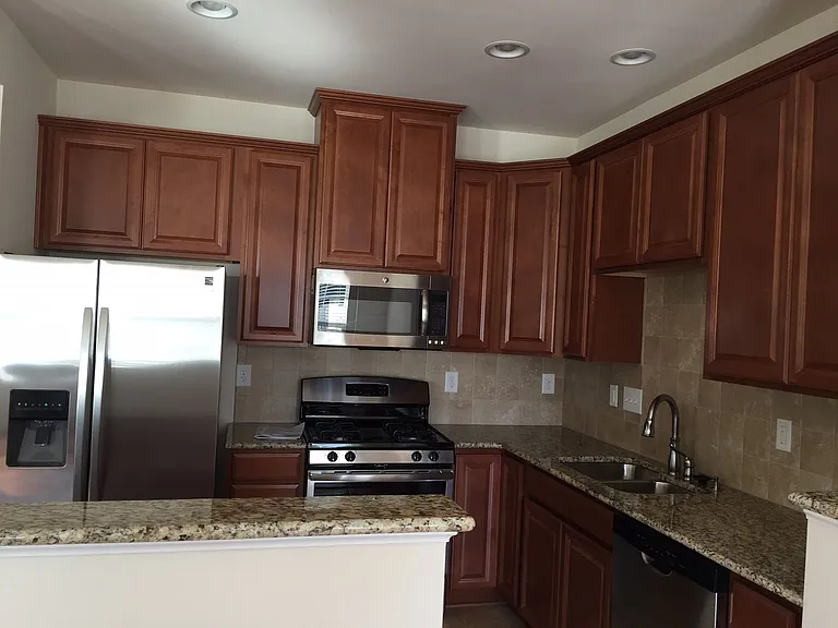 2416 Silverthorn Dr — Photo 3