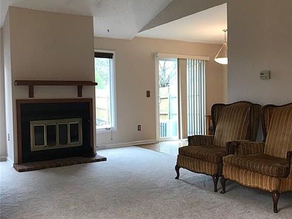 5th image of 136 Willow Pond Way