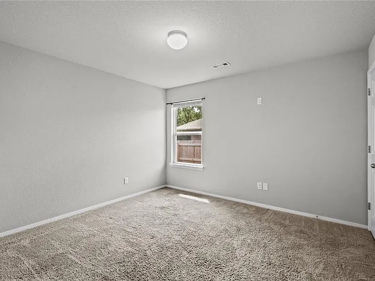 313 Woodcreek St — Photo 17