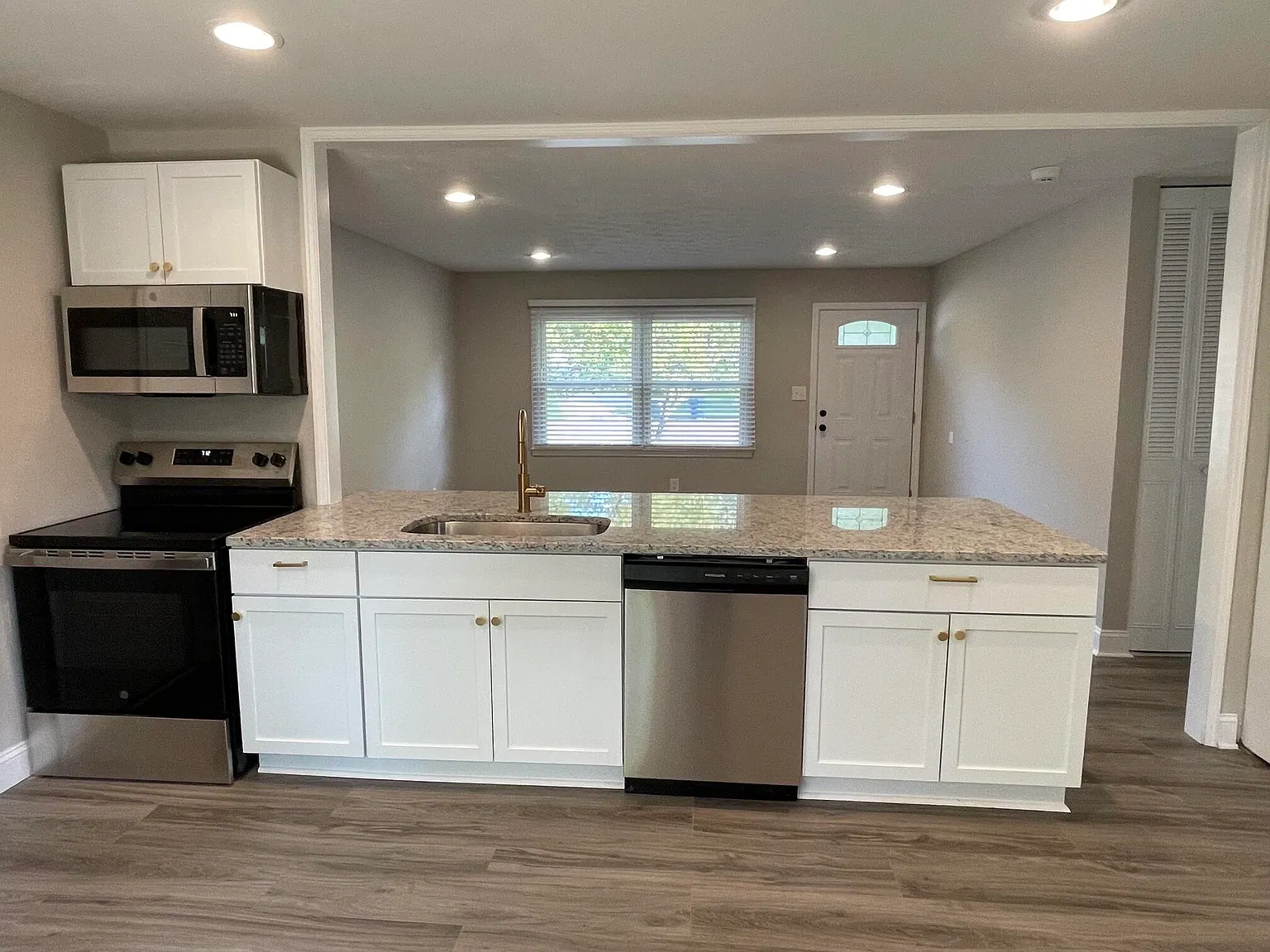 3 bed, 1.5 bath, 1131 sqft, $2,000 — Photo 4