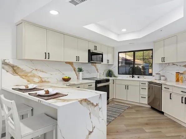 2533 Holly Valley Dr, Vista, CA 92084