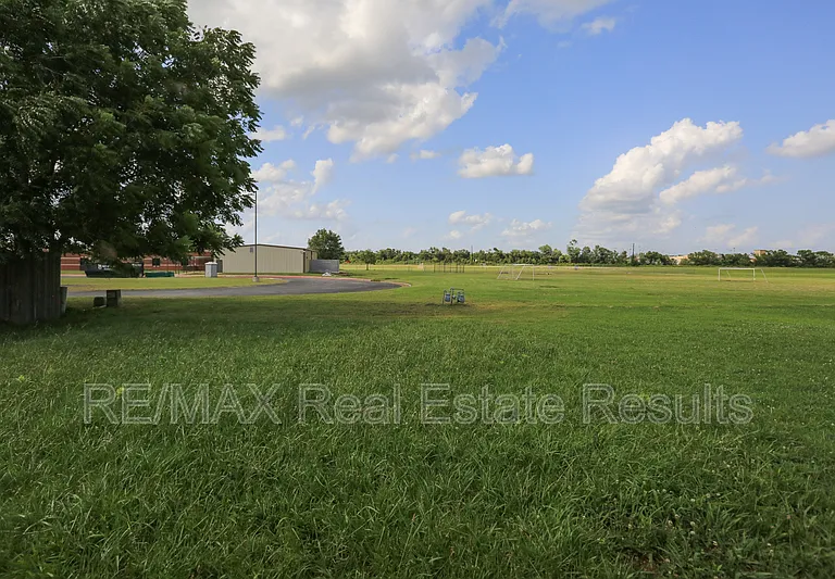 2223 W Roselawn St — Photo 23