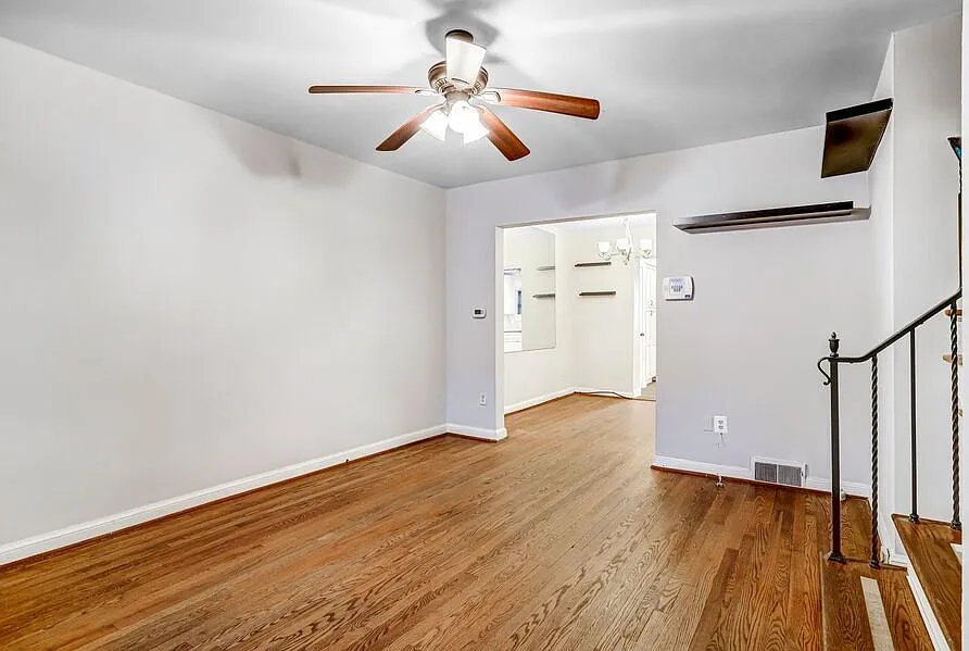 Remarkable 2 Bedroom + den House in River Terrace| Water included! — Photo 4