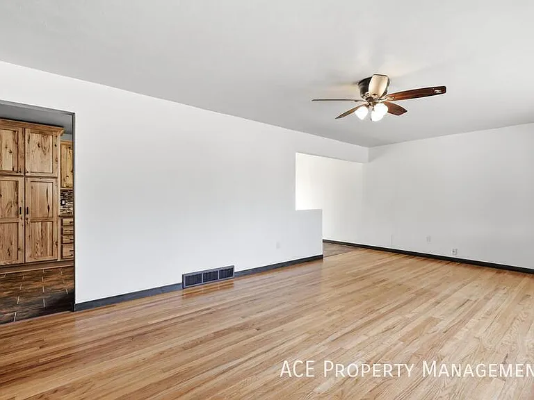 209 Wedgewood Dr — Photo 3