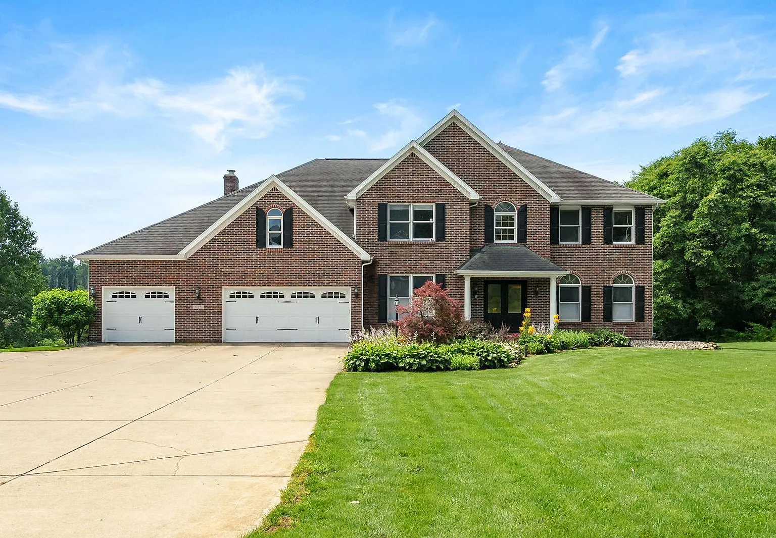 6 bed, 4.5 bath, 5372 sqft, $4,500 — Photo 1