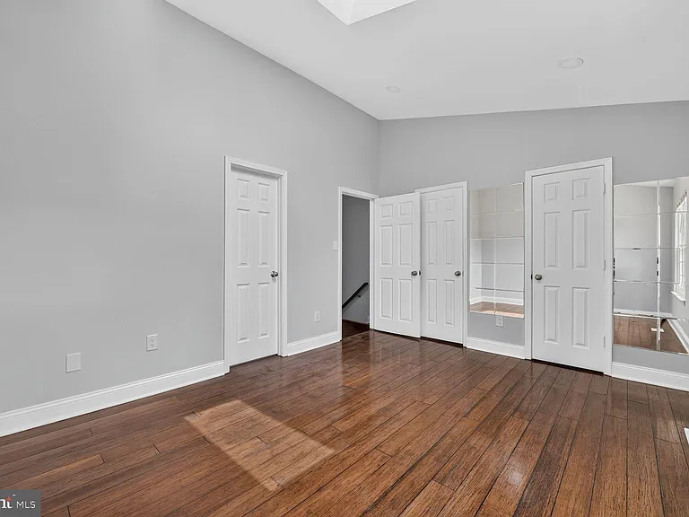 103 Saint Charles Sq — Photo 7