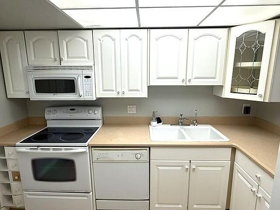 3rd image of 10040 Meridian Way N #103