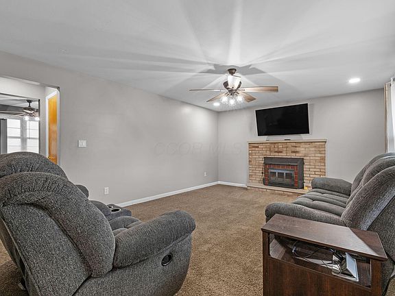 4th image of 937 Expressview Dr