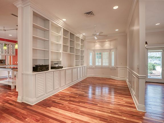 5th image of 401 Rosemary Ln