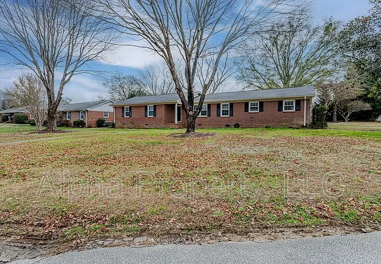 400 Fairhaven Dr — Photo 2