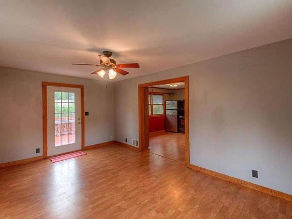 3rd image of 1296 Lakeview Ave