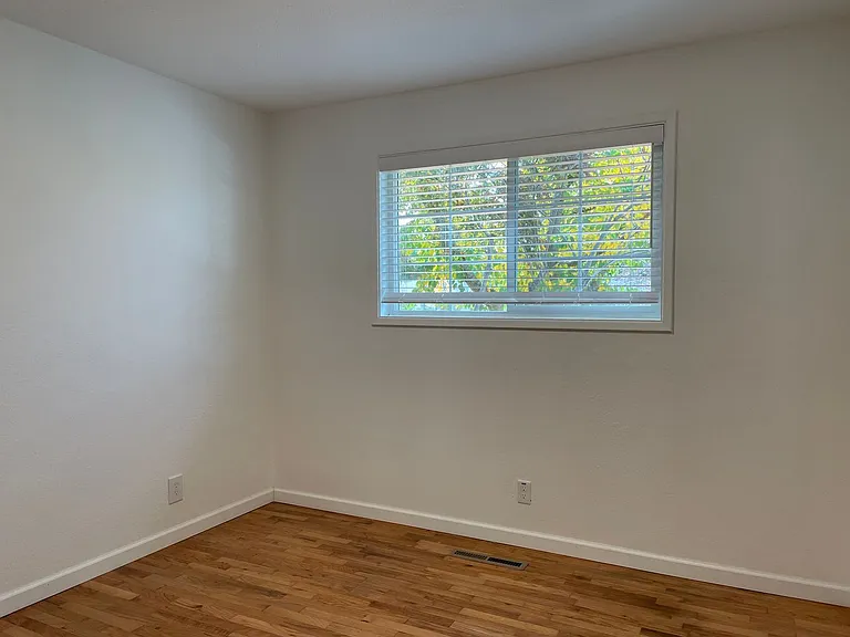 517 Eastwood Dr — Photo 16