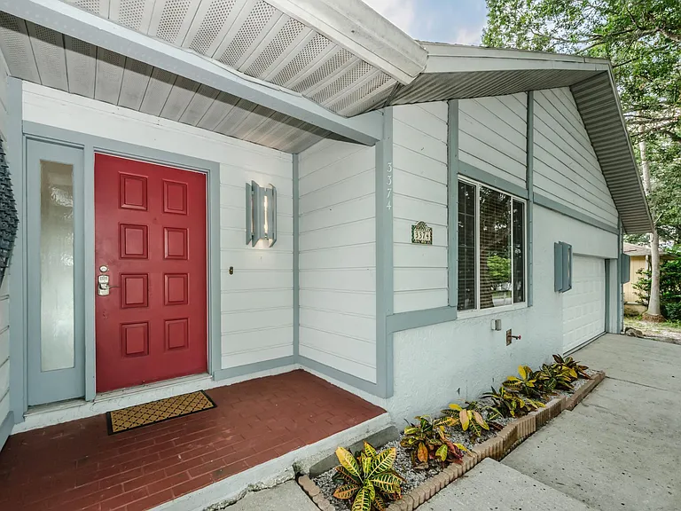 3374 Hyde Park Dr — Photo 2