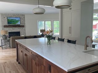 131 W Oakwood Dr, Delafield, WI 53018