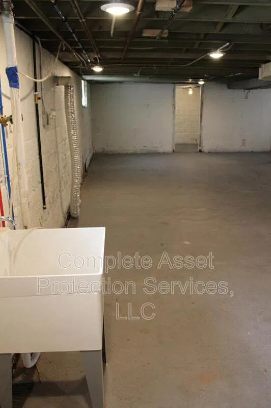 3 bed, 1.0 bath, 1120 sqft, $1,650 — Photo 3