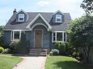 1824 William St, Merrick, NY 11566