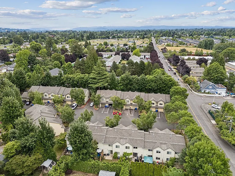 Roberts Court Townhomes — Photo 18