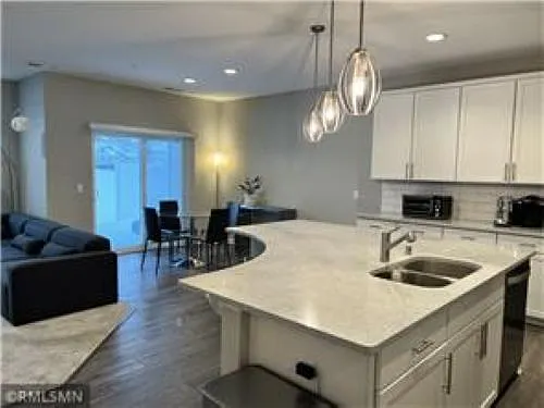 3 bed, 2.5 bath, 1800 sqft, $2,400 — Photo 2