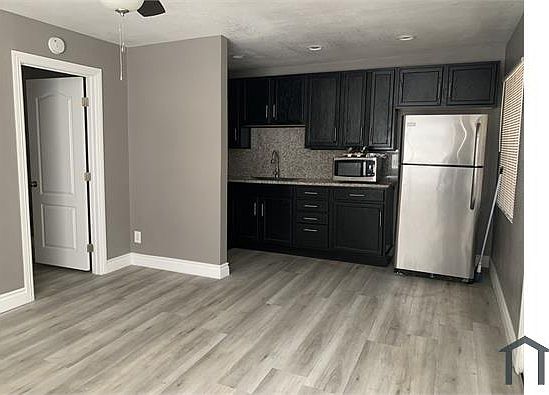 1st image of 320 S 11th St APT 1