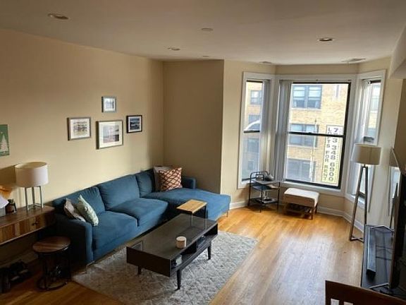 4th image of 609 W Belmont Ave #305