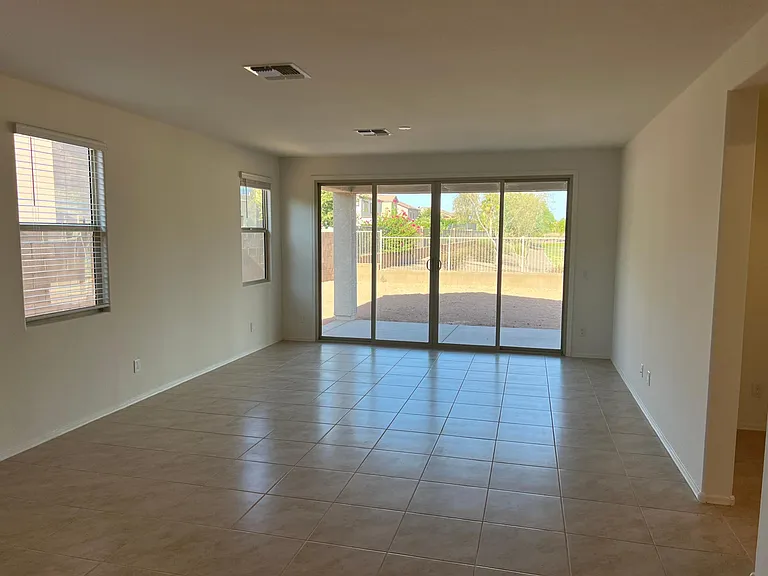 1941 N Hubbard Ln — Photo 2